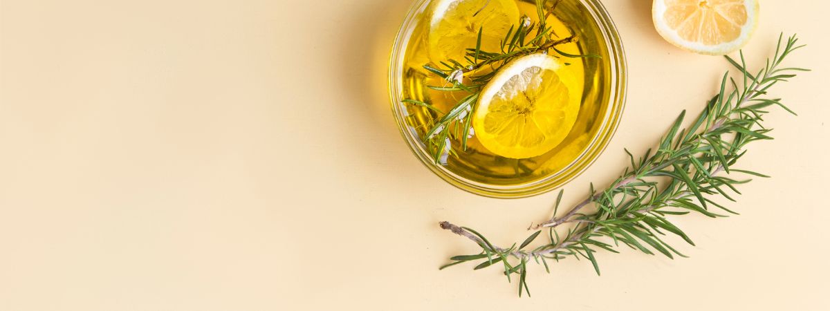 Správna kombinácia extra panenského olivového oleja z odrody Koroneiki a čerstvého citrónu pre ranný rituál